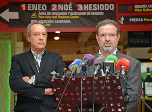 Manuel Juliá y Nemesio de Lara durante la rueda de prensa
