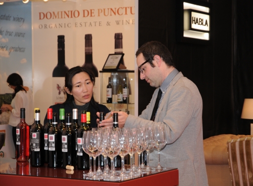 Reunión entre bodeguero y comprador