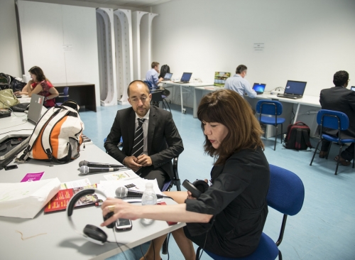 Periodistas trabajando en la Sala de Prensa