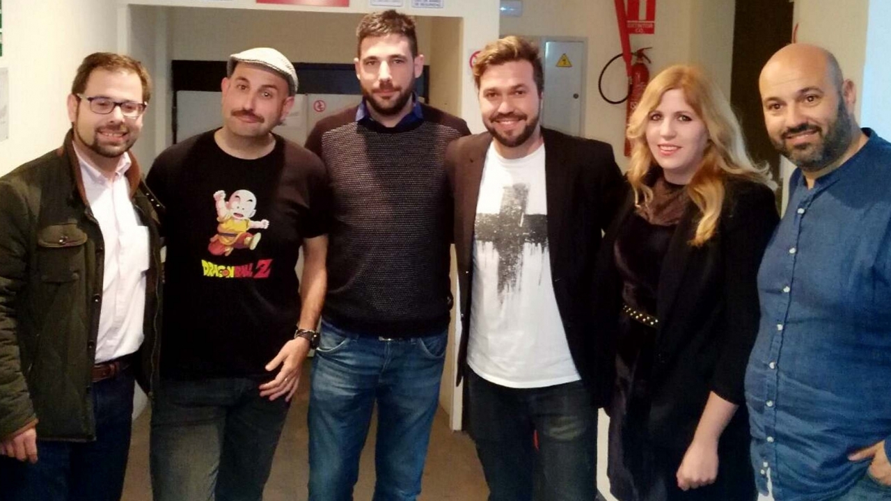 Los actores de Humor con Vino juntoa a su productor y los concejales de Alcázar