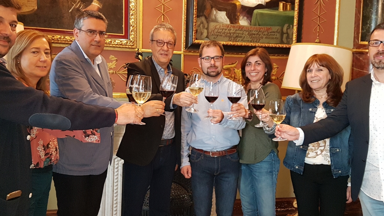 La comisión terminó con un brindis por el éxito de la feria