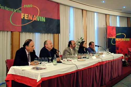 Carlos Falcó (erster von links) auf dem ersten FENAVIN-Forum 2002