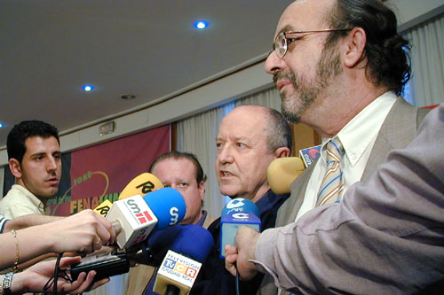 José Peñín habla ante los medios de comunicación