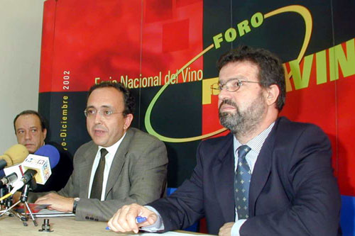 Manuel Juliá, José Manuel Díaz-Salazar y Nemesio de Lara en la presentación del Foro Fenavin de Daimiel