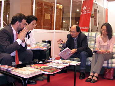 Nemesio de Lara entrevistado por la prensa japonesa