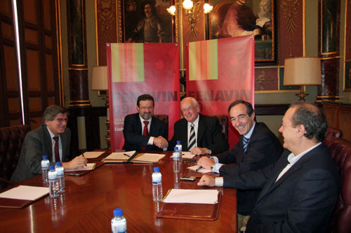 Ángel Amador, Nemesio de Lara, Luis Díaz-Zarco, Miguel ángel Calama y Manuel Juliá durante la firma del Convenio con Caja Rural