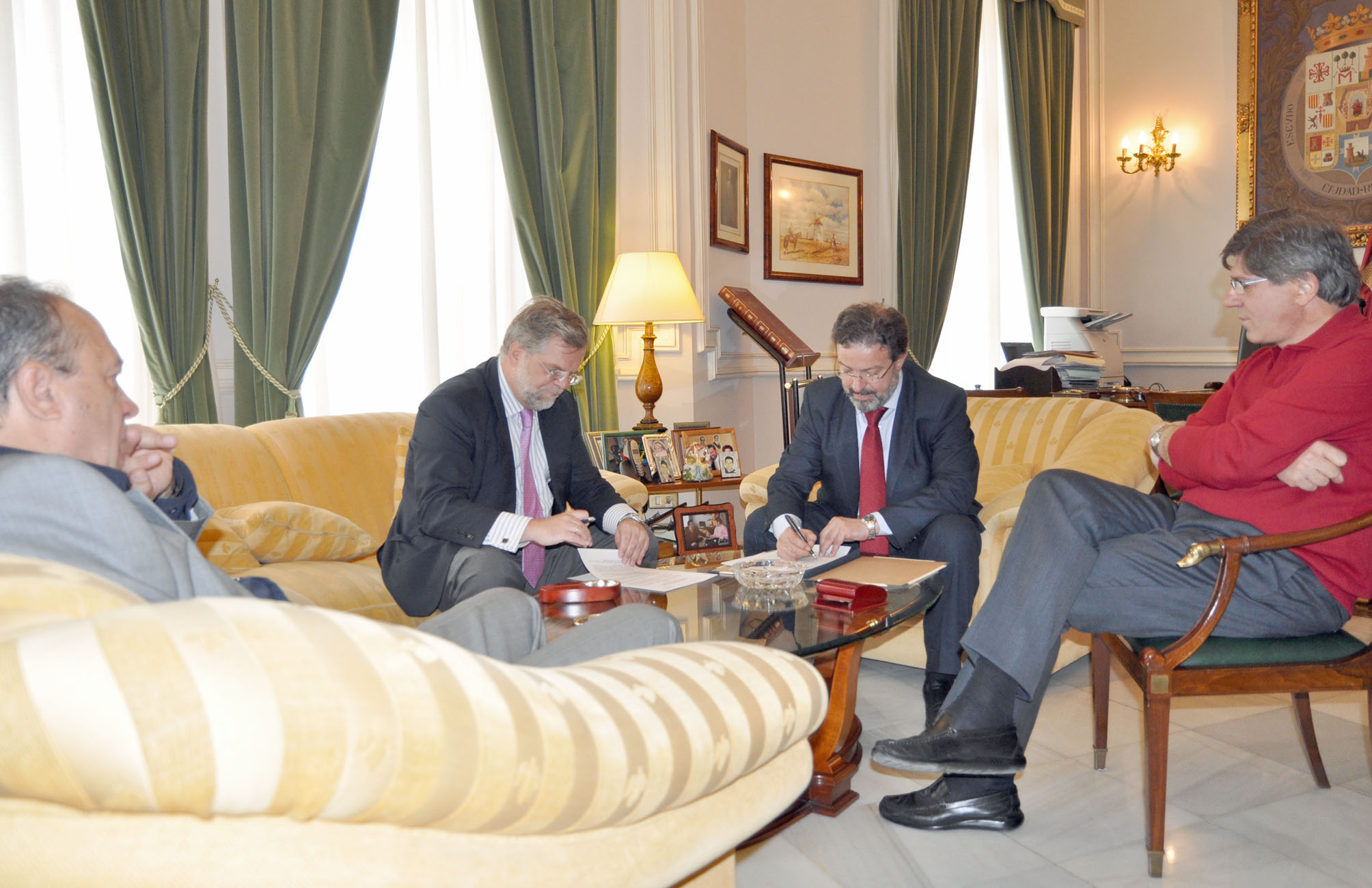Rafael del Rey con el presidente de FENAVIN, Nemesio de Lara, su coordinador institucional, Ángel Amador, y su director, Manuel Juliá, durante la firma del convenio.